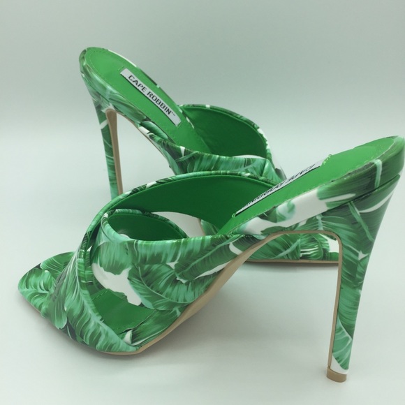 🎊HP🎉UNIQUE GREEN LEAF PRINT HEELS - Picture 2 of 8